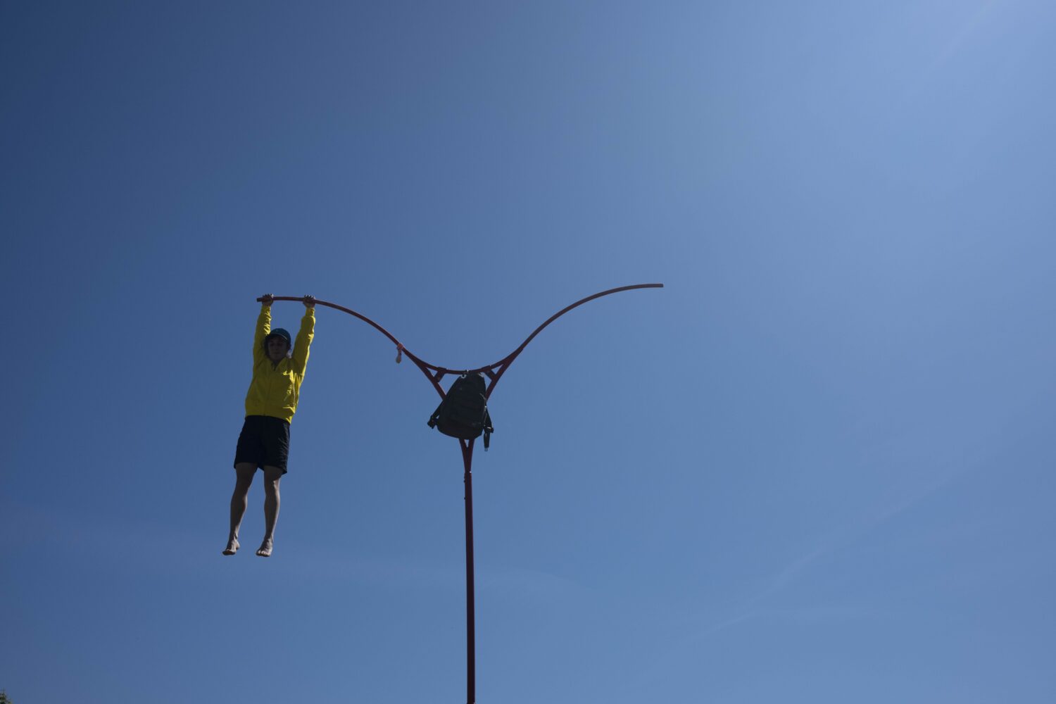 Foto van de suspensive, hangend aan haar toestel in de lucht.