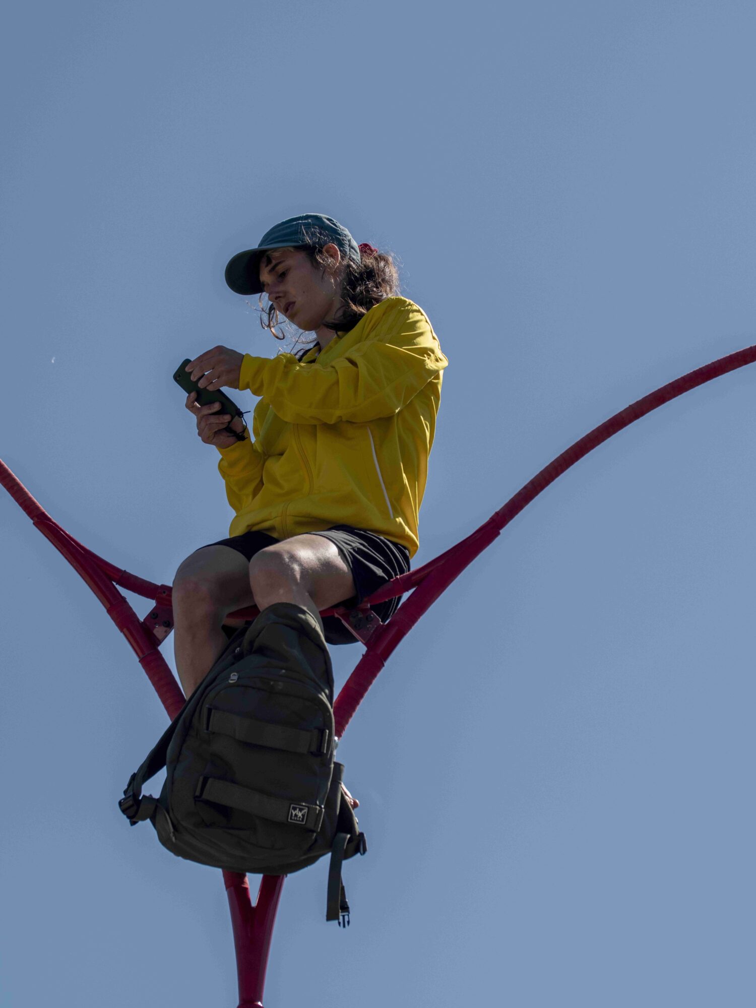 Foto van de suspensive, zittend bovenop haar toestel.
