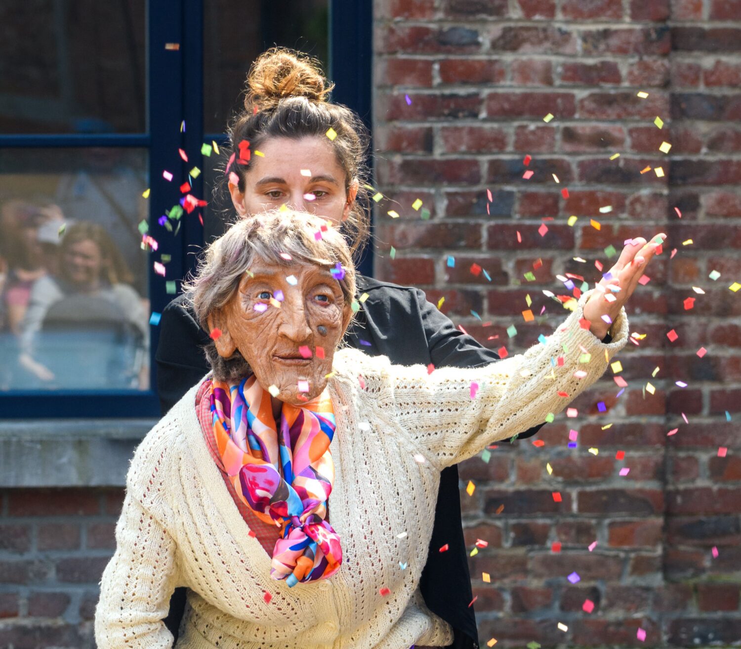 Photographie d'illustration du spectacle Claudette. Claudette et la marionnettiste lancent des confettis