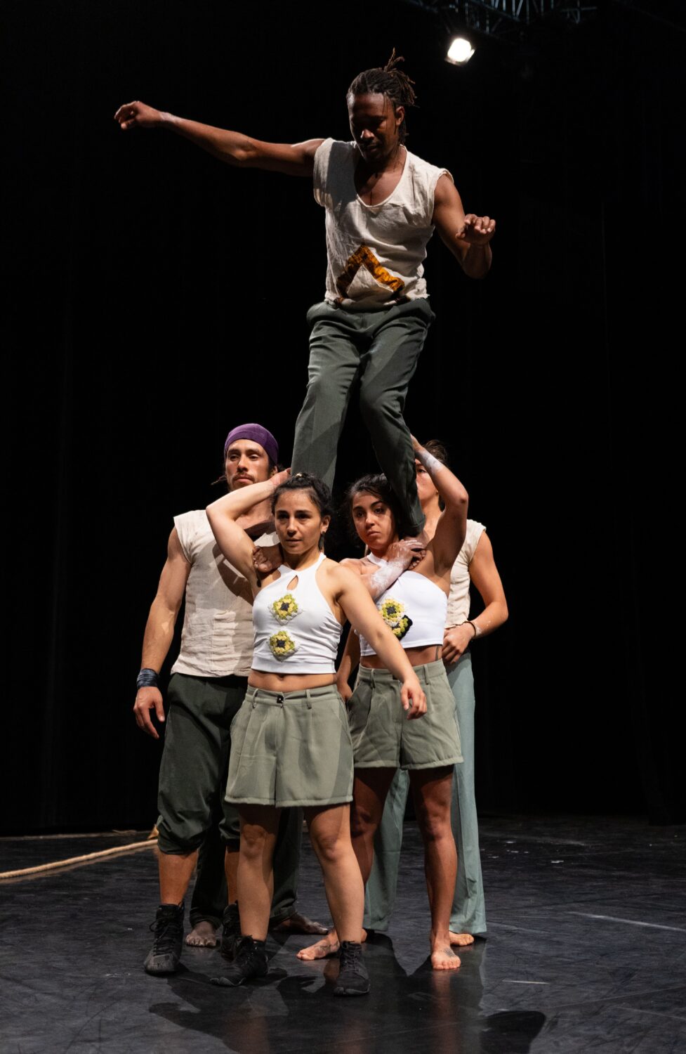 Illustratiefoto: foto van een acrobatische draagbeweging in de voorstelling “Sanké”