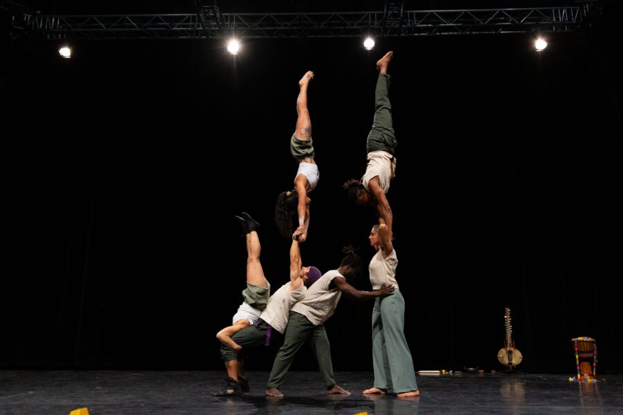 Photographie d'illustration : photographie d'un porté acrobatique dans le spectacle "Sanké"