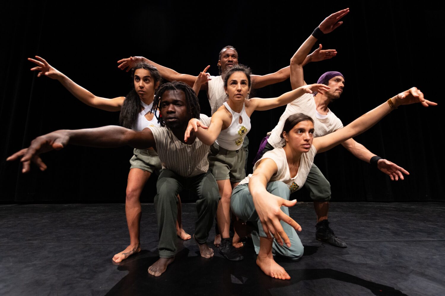 Photographie d'illustration : photographie de groupe des artistes du spectacle "Sanké"