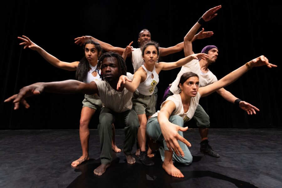 Photographie d'illustration : photographie de groupe des artistes du spectacle "Sanké"