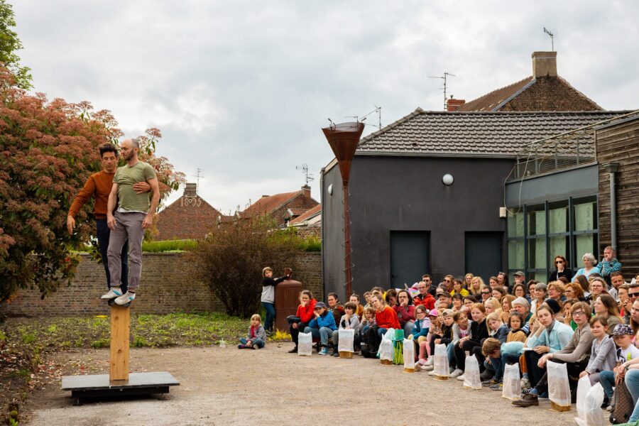 Photographie du spectacle "Rapprochons-nous" en exterieur avec le public.