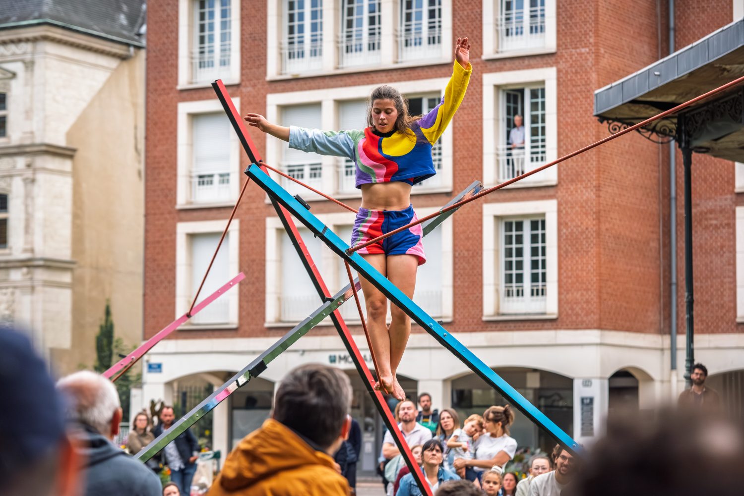 Illustratiefoto: circusartieste Theresa Khun balanceert op een soepele koord.