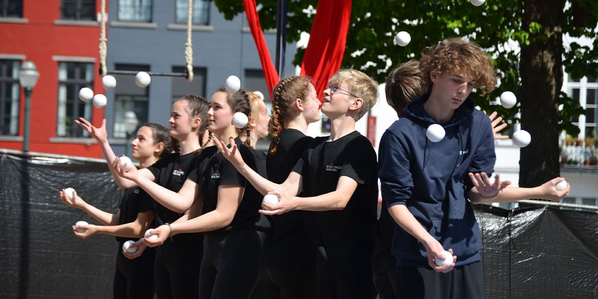 Photographie d'illustration : 8 enfants jonglent simultanément