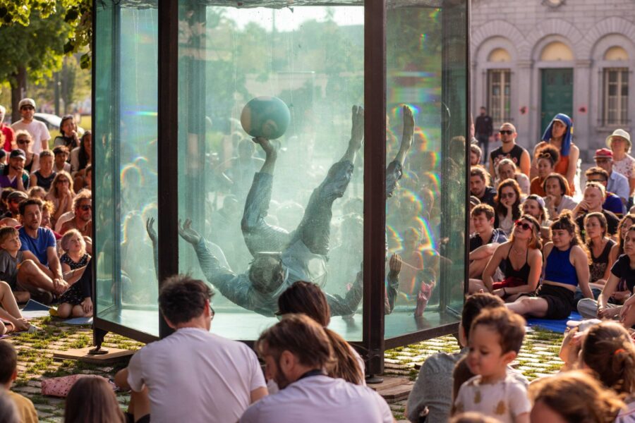 Photographie du spectacle de cirque "Dans ma piscine" dans le cadre d'HOPLA' 2025.