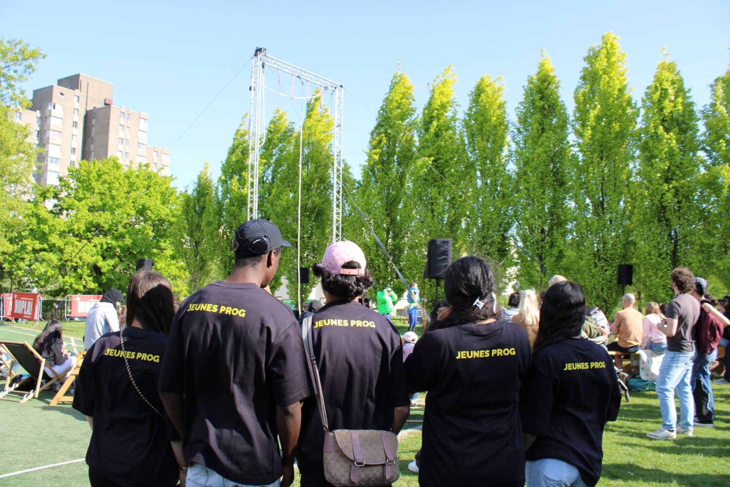 Photo des jeunes programmateurices de dos