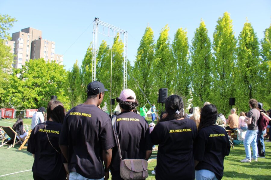 Photo des jeunes programmateurices de dos