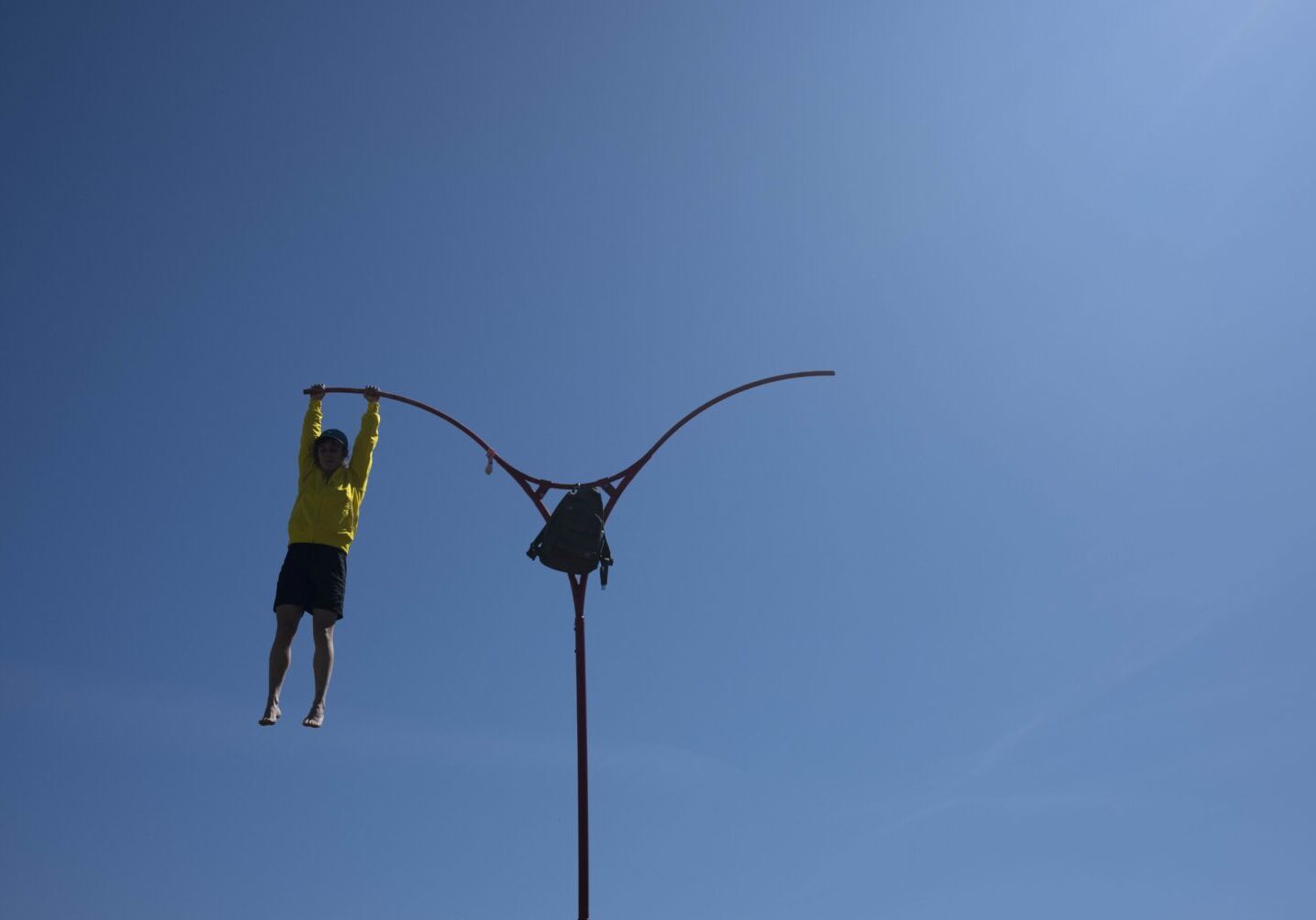 Foto van de suspensive, hangend aan haar toestel in de lucht.