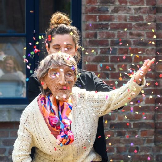 Photographie d'illustration du spectacle Claudette. Claudette et la marionnettiste lancent des confettis