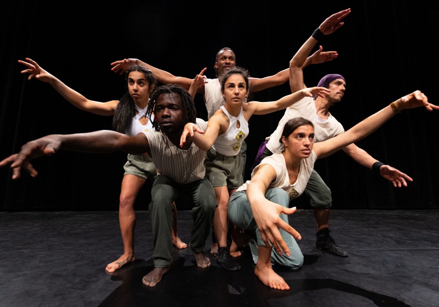 Photographie d'illustration : photographie de groupe des artistes du spectacle "Sanké"