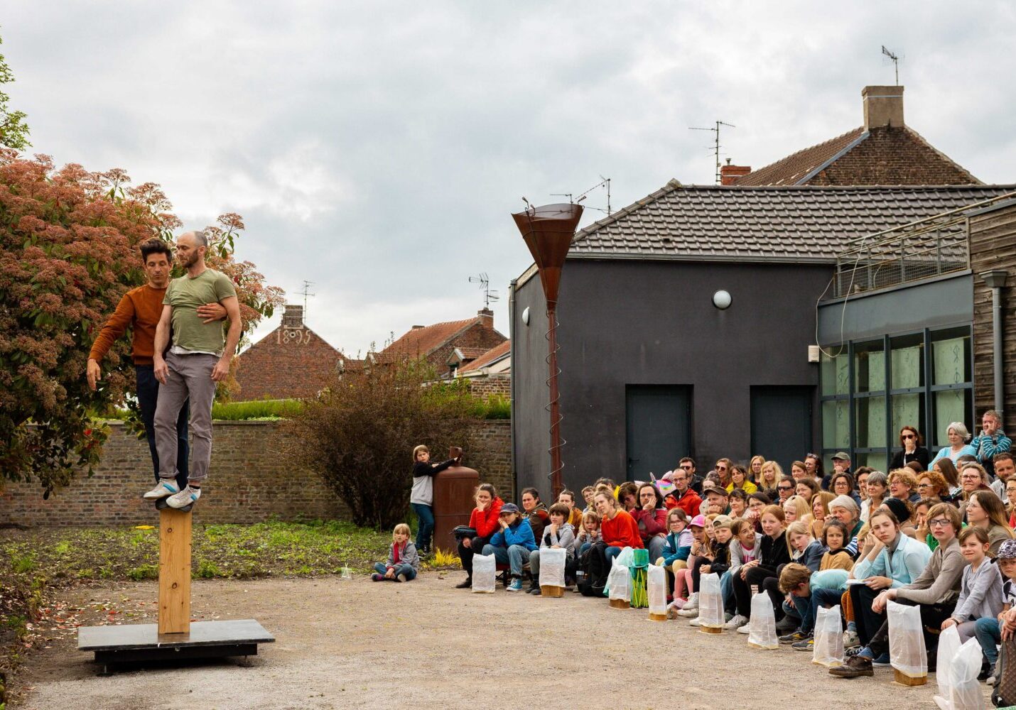Foto van de voorstelling “Rapprochons-nous” in de open lucht met het publiek.