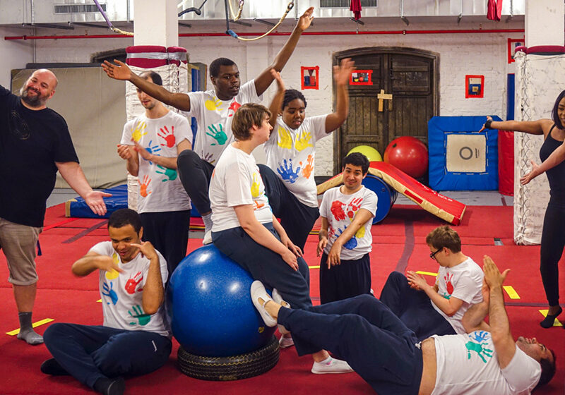 Photographie d'illustration : un groupe de jeunes font différents agrès de cirque.