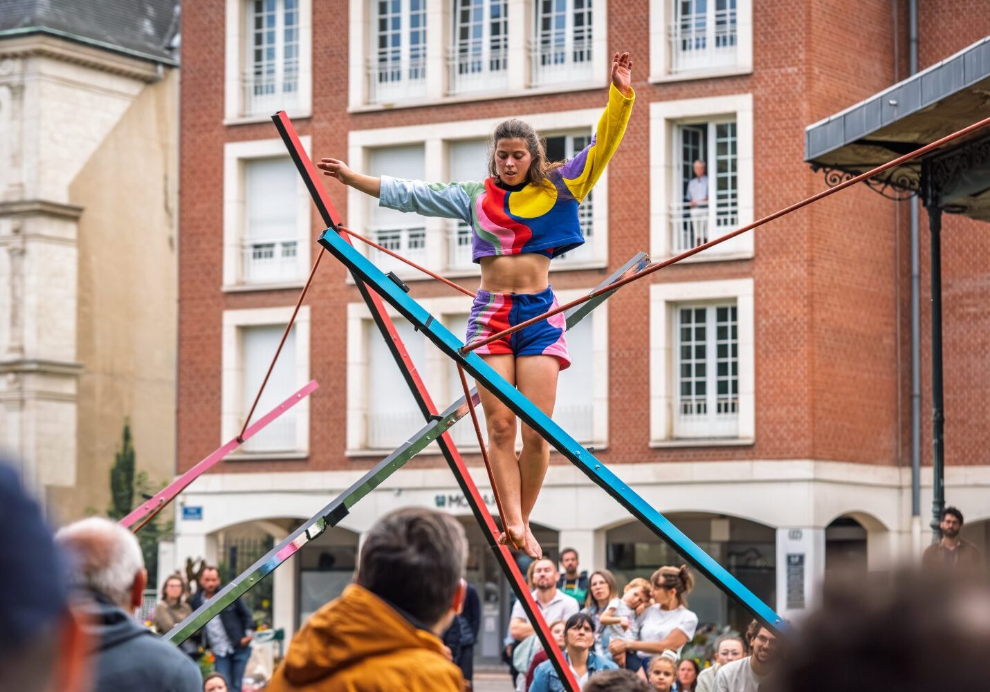 Illustratiefoto: circusartieste Theresa Khun balanceert op een soepele koord.