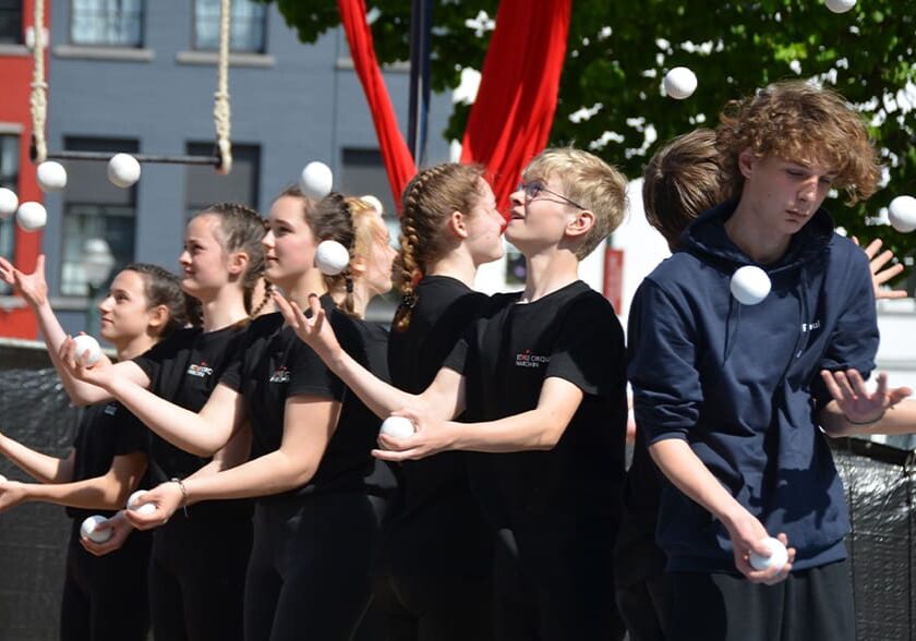 Photographie d'illustration : 8 enfants jonglent simultanément